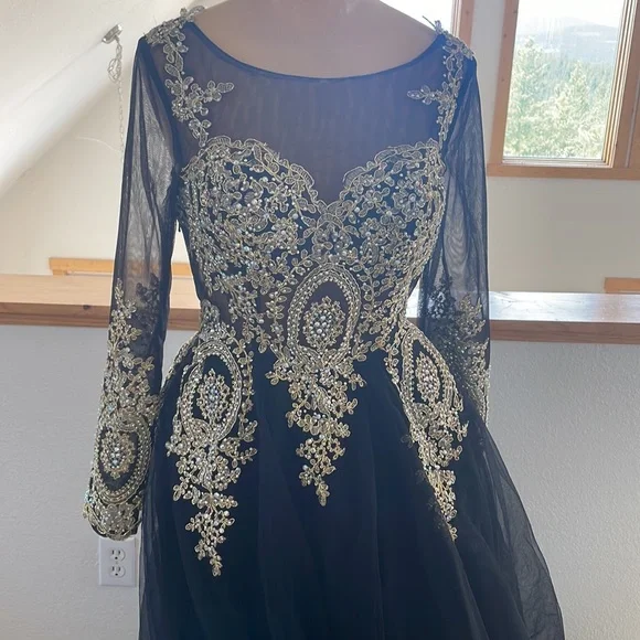 Gorgeous Black Dress 🖤 - Picture 4 of 10